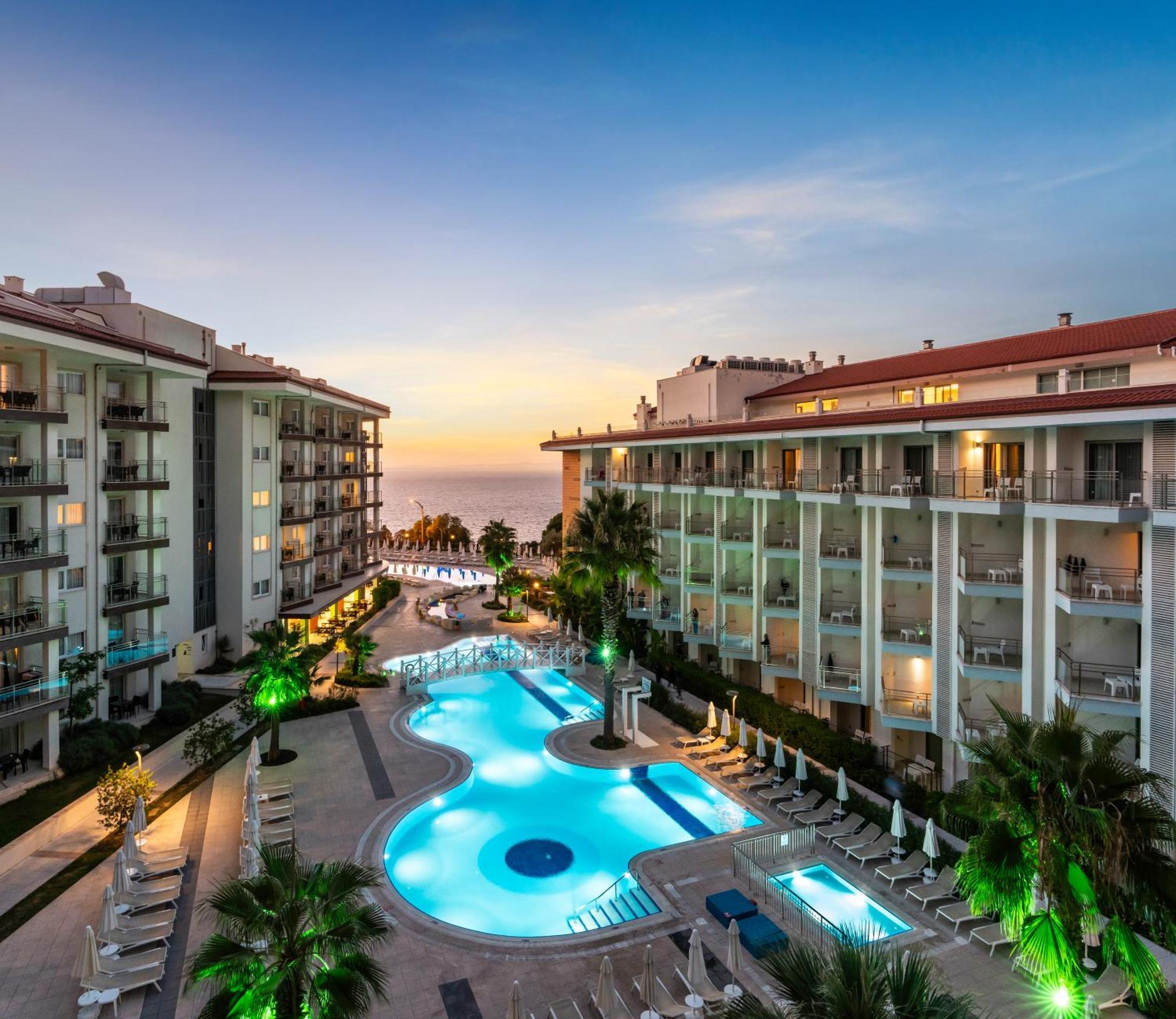 Ramada Hotel & Suites By Wyndham Kusadası Exteriér fotografie